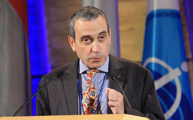 Extraño. Laurent Stefanini es católico practicante.