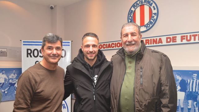 Unidos. Marcelo Nardone ( coordinador del futsal) y Jonatan Sanzi (presidente de la comisión de futsal y fútbol playa de AFA) juntos al presidente Mario Giammaría.&nbsp;