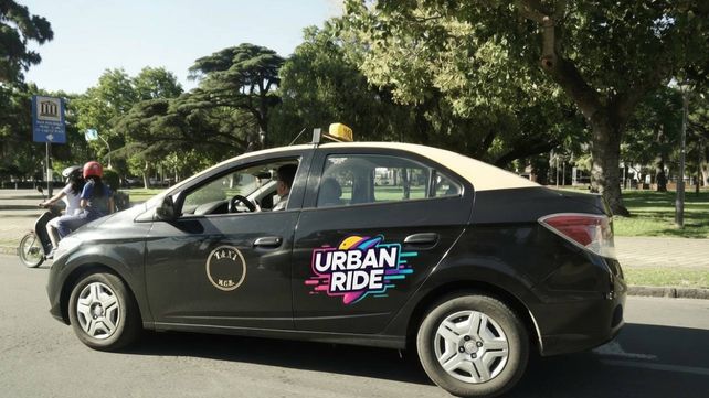 Así se vería un taxi con publicidad en su puerta trasera.
