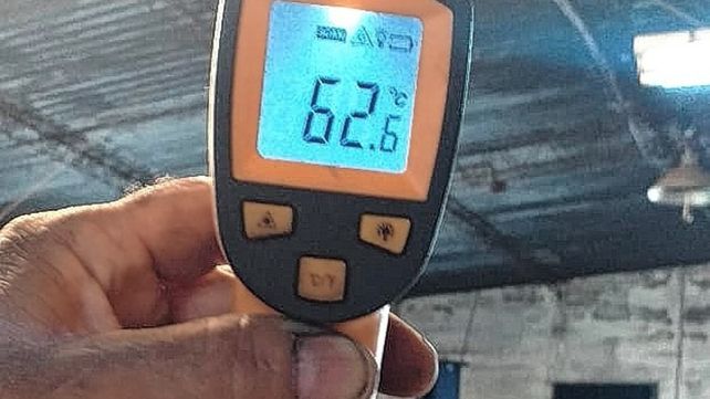 El termómetro digital marcó la máxima temperatura luego de las 4 de la tarde.