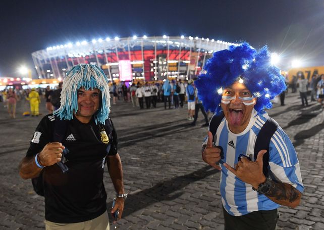 En fotos: las postales con hinchas argentinos alentando en el partido decisivo contra Polonia