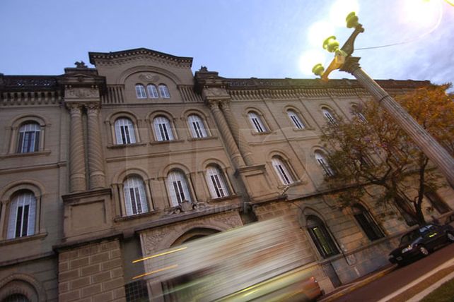 Otro instituto terciario tiene problemas para emitir títulos