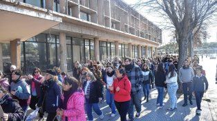 Abrazo simbólico al edificio de Correo Argentino en Santa Fe.