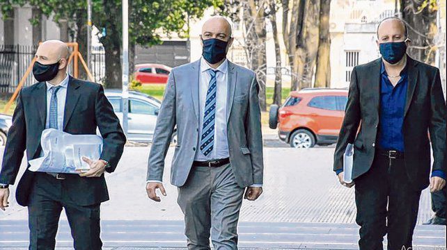Gustavo Ponce Asahad al momento de llegar con sus abogados