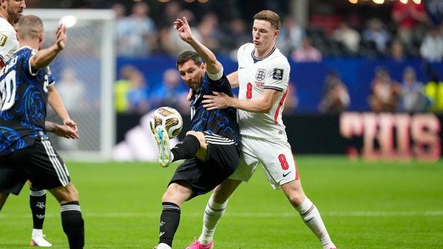 Lionel Messi trata de controlarla ante Anderson. Duro partido entre Argentina e Inglaterra.