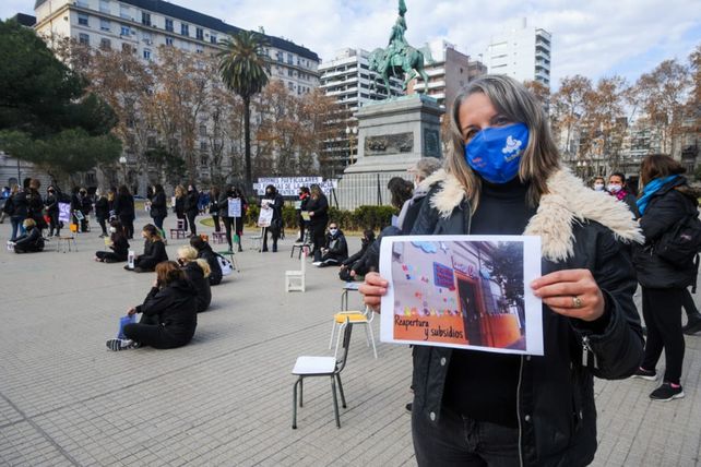 Propietarios y docentes de jardines particulares protestaron en plaza San Martín.