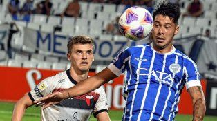 Godoy Cruz venció sobre el final a Colón.