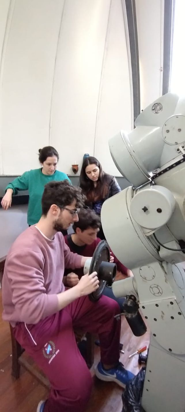 La cara luminosa de la luna: la historia de la recuperación del telescopio de la Biblioteca Vigil