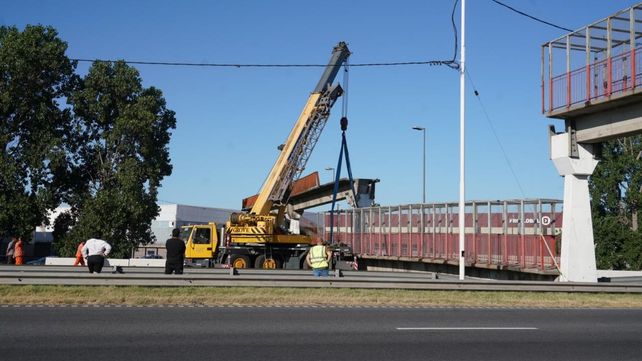 Trabajos sobre el puente peatonal caído en Circunvalación 