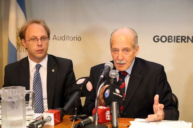 El ministro Sciara. acompañado por su sucesor Saglione