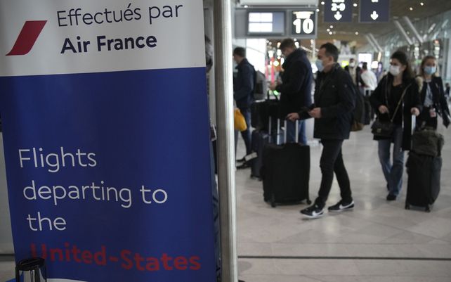 Pasajeros con destino a Estados Unidos llegan al mostrador de Air France en el aeropuerto Charles de Gaulle, al norte de París. Estados Unidos levantó el lunes las restricciones a los viajes desde una larga lista de países, incluidos México, Canadá y la mayor parte de Europa.