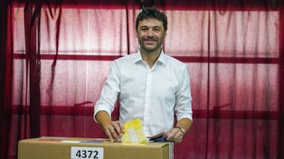 Juan Monteverde pasó por el local de votación antes del mediodía.