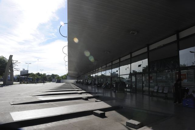 Andenes vacíos en la terminal rosarina por el paro de la UTA. (Foto: C.M.Lovera)