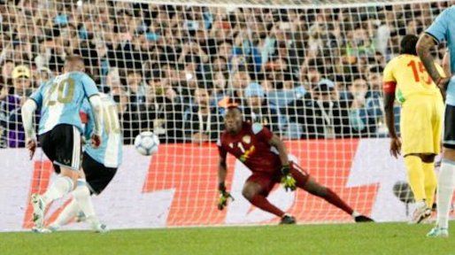 Messi convirtió en su despedida y el Monumental entero se emocionó coreando su nombre