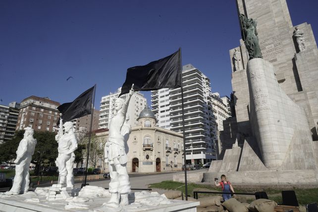 Netflix rinde tributo a La casa de papel frente al Monumento a la Bandera