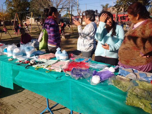 Artesanos de Alto Verde invitan a los santafesinos a visitar la feria del barrio costero