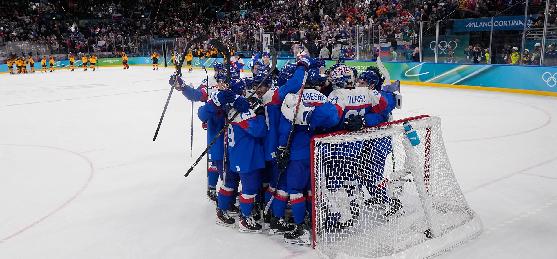 Los jugadores de Eslovaquia celebran su victoria tras el partido de cuartos de final de hockey sobre hielo masculino entre Eslovaquia y Alemania en los Juegos Olímpicos de Invierno de 2026, en Milán, Italia, el miércoles 18 de febrero de 2026. (Foto AP/Petr David Josek) Los jugadores de Eslovaquia celebran su victoria tras el partido de cuartos de final de hockey sobre hielo masculino entre Eslovaquia y Alemania en los Juegos Olímpicos de Invierno de 2026, en Milán, Italia, el miércoles 18 de febrero de 2026. (Foto AP/Petr David Josek)
