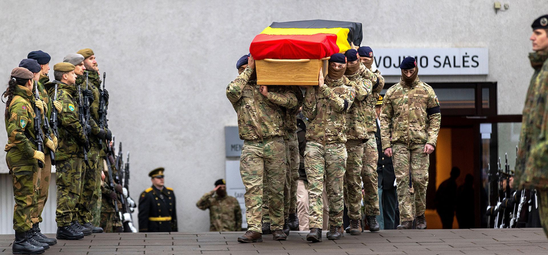 Soldados belgas portan el ataúd, envuelto en la bandera, de un soldado belga fallecido durante un ejercicio de entrenamiento en Pabrade, durante la ceremonia fúnebre en Vilna, Lituania, el miércoles 3 de diciembre de 2025. (Foto AP/Mindaugas Kulbis) Soldados belgas portan el ataúd, envuelto en la bandera, de un soldado belga fallecido durante un ejercicio de entrenamiento en Pabrade, durante la ceremonia fúnebre en Vilna, Lituania, el miércoles 3 de diciembre de 2025. (Foto AP/Mindaugas Kulbis)