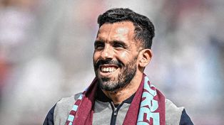 Carlos Tevez presenció el empate de West Ham ante Burnley y antes del cotejo fue homenajeado.