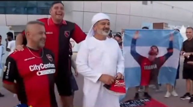 Los leprosos con el hincha qatarí trucho con un gorro de Newells en sus manos. (Imagen de TV)