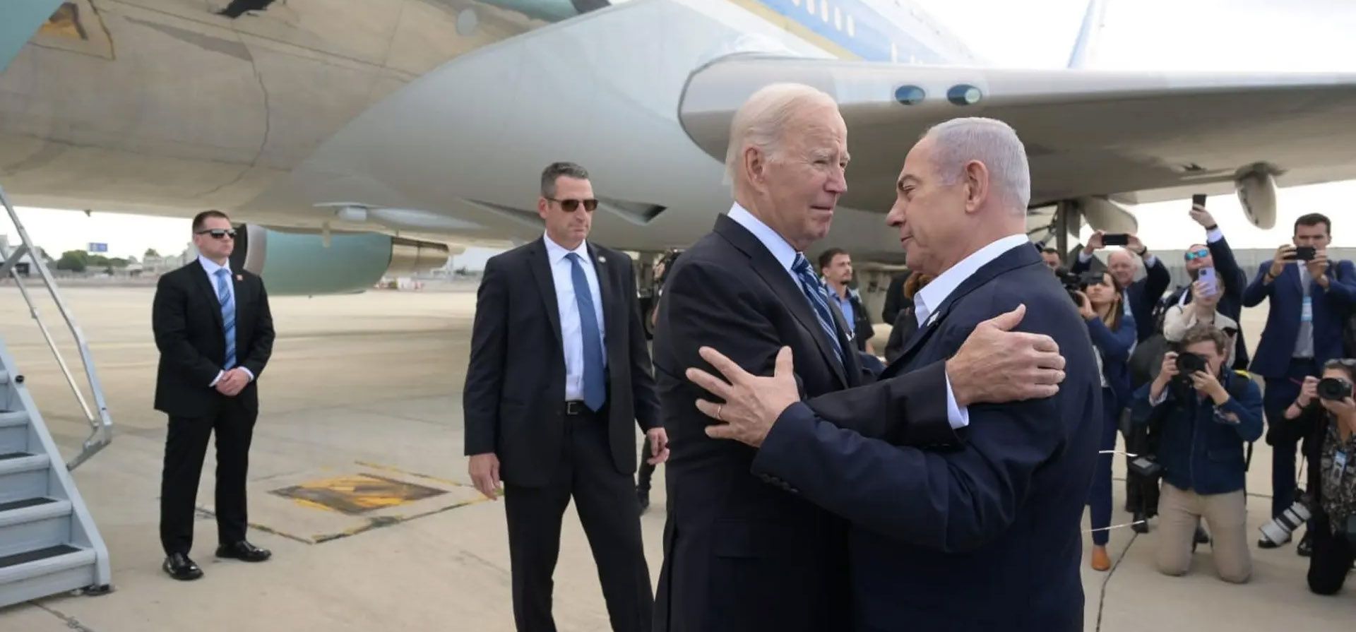 Lod, Israel. Joe Biden, el presidente de Estados Unidos, es recibido por Benjamin Netanyahu, el primer ministro de Israel, a su llegada al aeropuerto Ben Gurion para conversar sobre el conflicto. Fotografía: Avi Ohayon/Israel Gpo/ZUMA Press Wire/Shutterstock