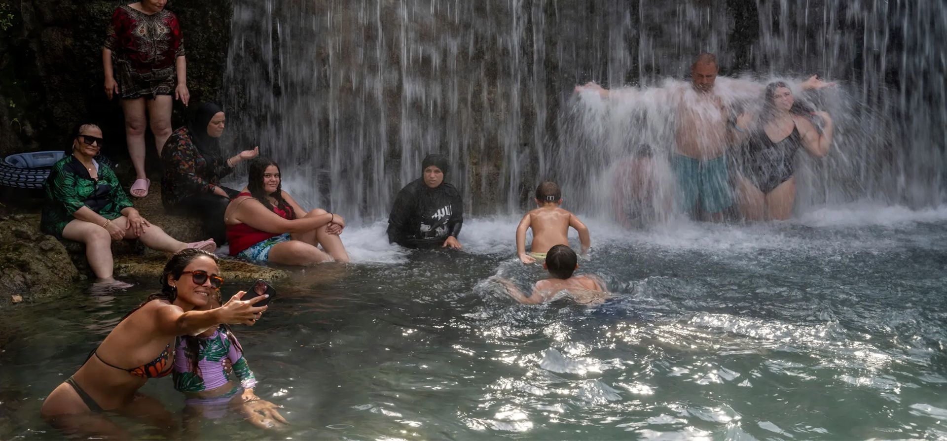 Beit Shean, Israel. Israelíes y palestinos se toman un descanso del calor extremo del verano en una piscina en el parque nacional Gan HaShlosha. Las temperaturas en el Valle del Jordán alcanzaron los 44C. Fotografía: Ohad Zwigenberg/AP Beit Shean, Israel. Israelíes y palestinos se toman un descanso del calor extremo del verano en una piscina en el parque nacional Gan HaShlosha. Las temperaturas en el Valle del Jordán alcanzaron los 44C. Fotografía: Ohad Zwigenberg/AP
