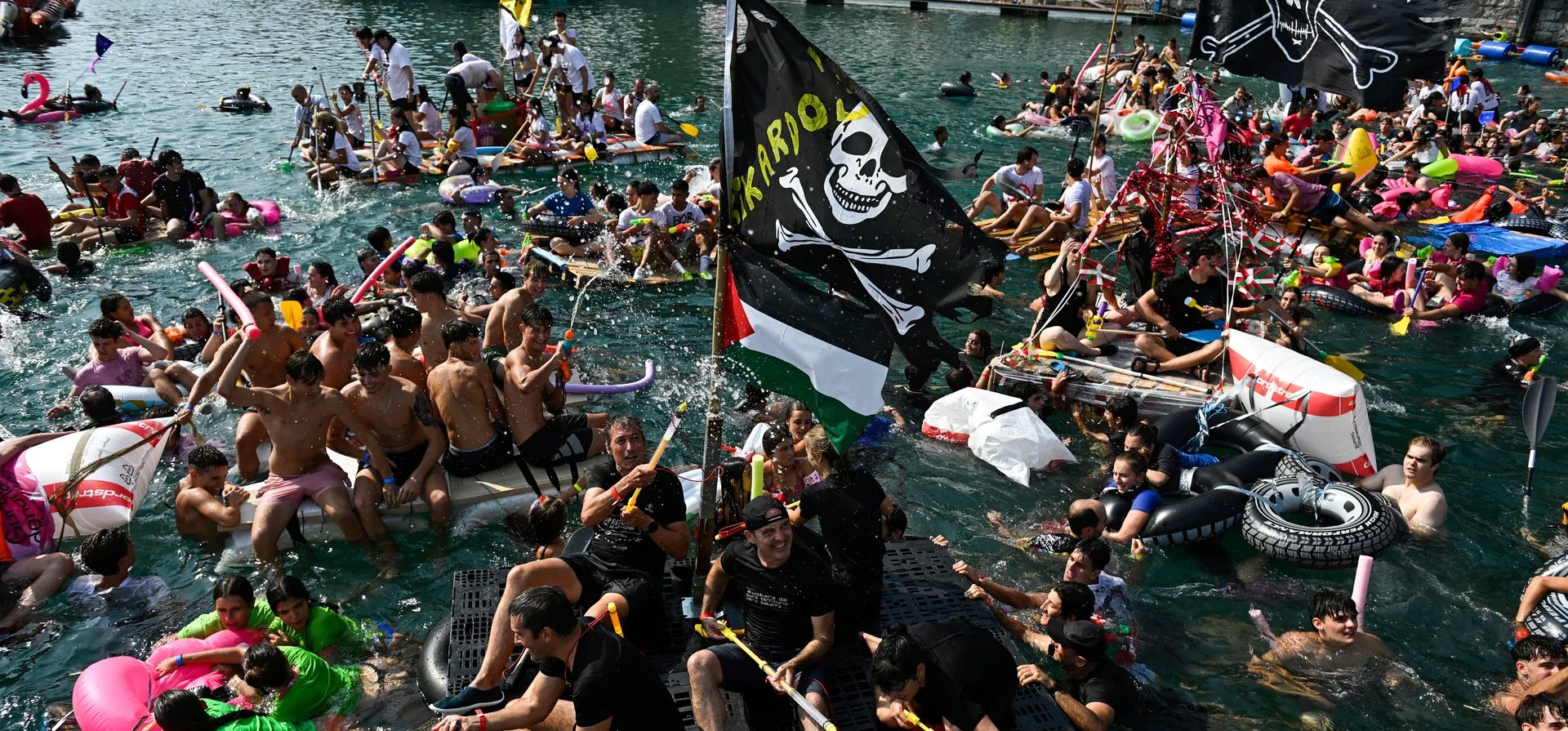 Los juerguistas en balsas se dirigen a la playa de la Bahía de La Concha durante el festival Pirata Abordaia, San Sebastián, España. Fotografía: Ander Gillenea/AFP/Getty Images Los juerguistas en balsas se dirigen a la playa de la Bahía de La Concha durante el festival Pirata Abordaia, San Sebastián, España. Fotografía: Ander Gillenea/AFP/Getty Images