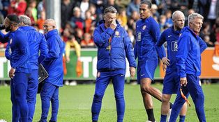 Otra ocurrencia de Van Gaal: sumó un entrenador de vóley para trabajar con los arqueros