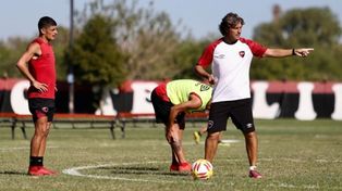 Hacia allá. Héctor Bidoglio le da indicaciones a Rivero durante el ensayo matutino de ayer en el predio de Bella Vista.&nbsp;