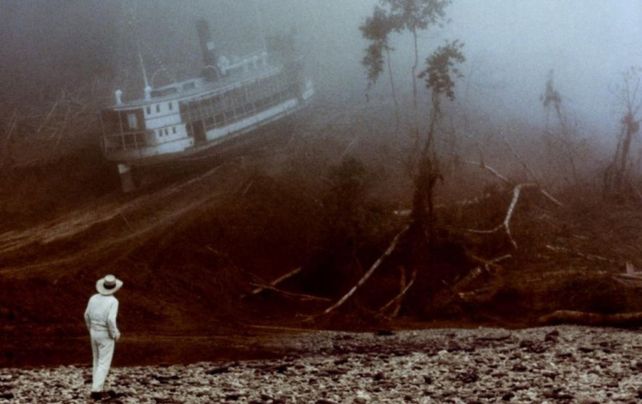 Los editores de El Eclipse siguen subidos al mismo barco después de 20 años y usan como metáfora la imagen icónica de la película Fitzcarraldo