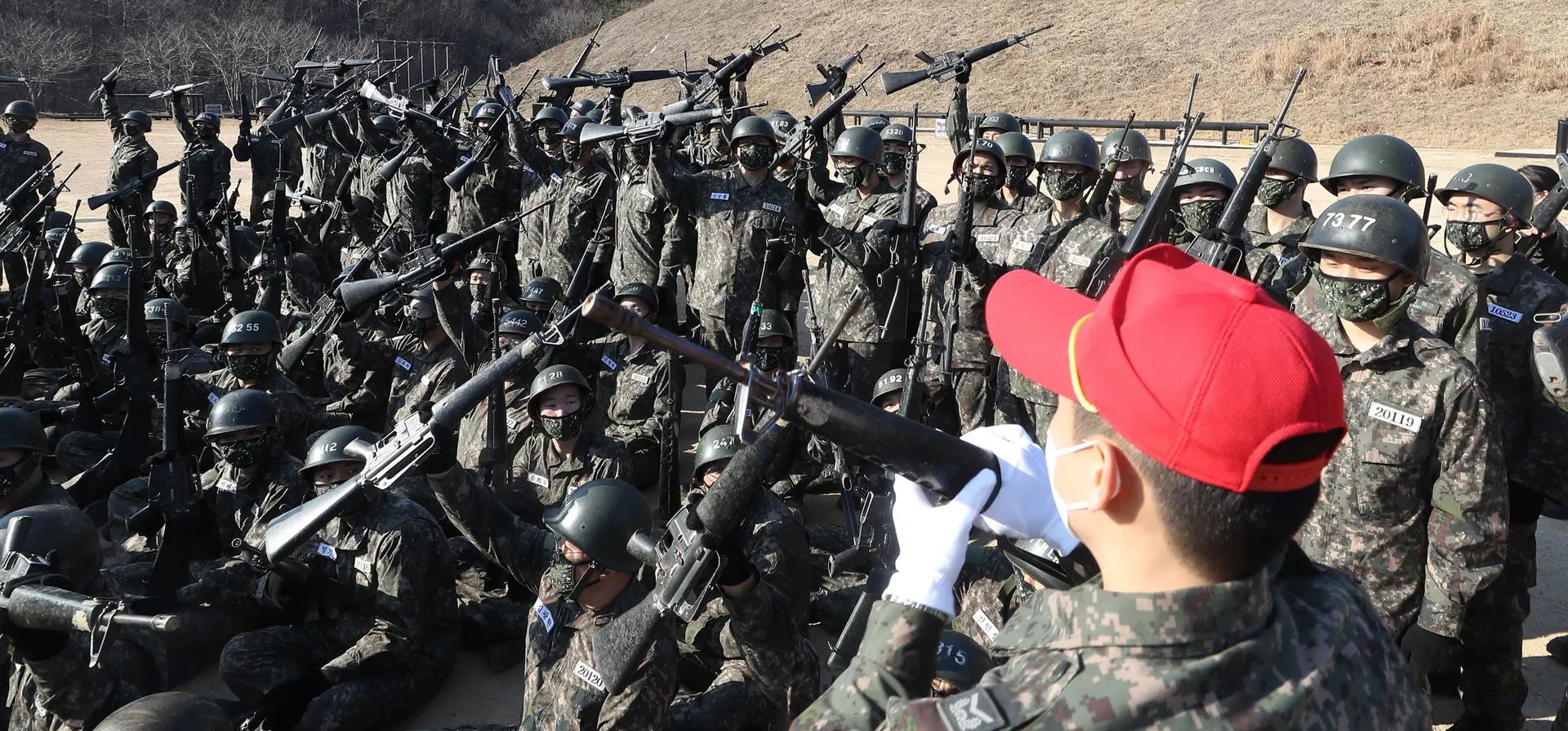 Changwon, Corea del Sur. Los reclutas de la Marina aprenden cómo agarrar sus rifles por un instructor antes de una sesión de entrenamiento para aprender habilidades de combate individuales en un campo de entrenamiento. Fotografía: YONHAP/EPA-EFE/Shutterstock