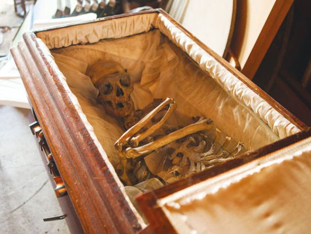 Con yapa: puso a la venta un ataúd que viene con esqueleto y todo