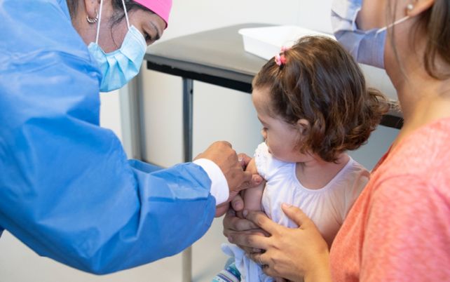 El gobierno busca vacunar a todos los niños hasta cuatro años