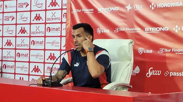 Carlos Tevez mantiene la puja con el árbitro Pablo Dóvalo.