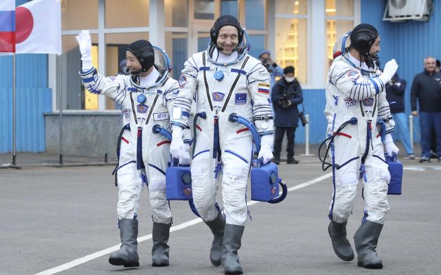 Foto publicada por la Agencia Espacial Roscosmos, el cosmonauta de Roscosmos Alexander Misurkin, centro, y los participantes del vuelo espacial Yusaku Maezawa, izquierda, y Yozo Hirano, derecha, de Japón, miembros de la tripulación principal de la nueva misión Soyuz a la Estación Espacial Internacional ( ISS) antes del lanzamiento en el cosmódromo ruso de Baikonur, Kazajstán, el miércoles 8 de diciembre de 2021.