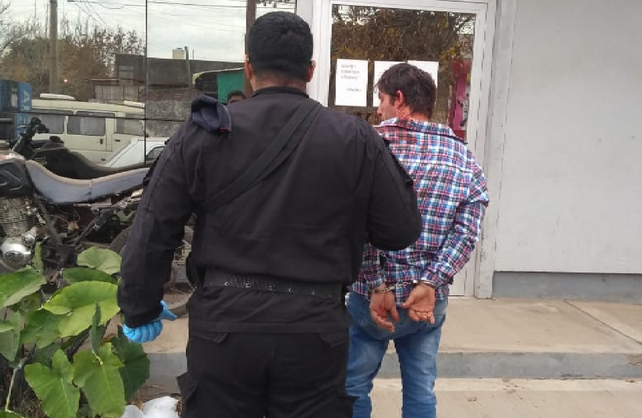 Persiguieron y apresaron a un ladrón que robó elementos en una escuela
