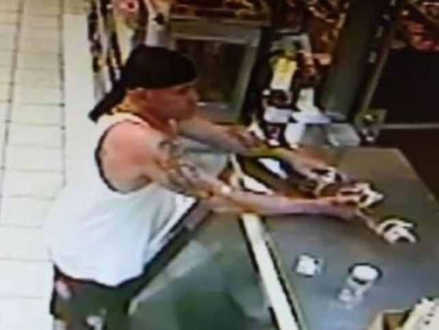 Video: Intentó canjear un cocodrilo por 12 cervezas