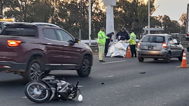 Trágico siniestro vial en Circunvalación: pararon a cambiar un neumático y un motociclista murió al intentar esquivarlos