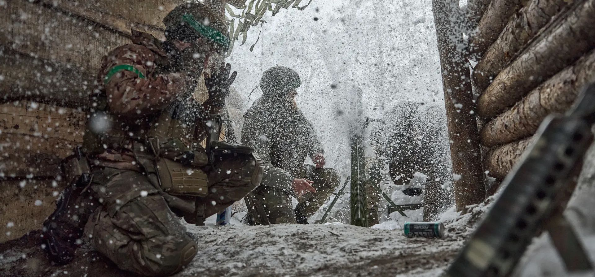 Soldados ucranianos en misión de combate mantienen su posición en el bosque nevado de Serebryan, Kreminna, Ucrania. Fotografía: Kostiantyn Liberov/Libkos/Getty Images Soldados ucranianos en misión de combate mantienen su posición en el bosque nevado de Serebryan, Kreminna, Ucrania. Fotografía: Kostiantyn Liberov/Libkos/Getty Images