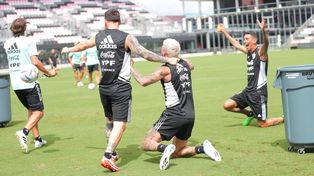 Promesa de gol. Di María celebra junto a sus compinches Messi y De Paul, durante&nbsp;la última práctica. Hoy, Argentina-Jamaica.