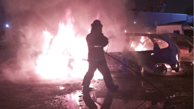 Autos incendiados. Bomberos Zapadores del cuarte Oeste trabajaron en el extinción de las llamas frente a la seccional 32ª .&nbsp;