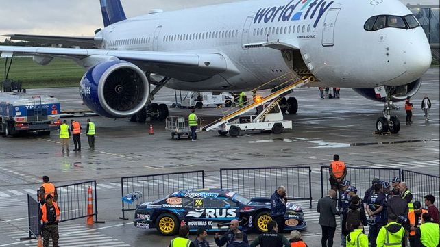 El Toyota Camry de Josito Di Palma y en la pista del aeropuerto de Rosario