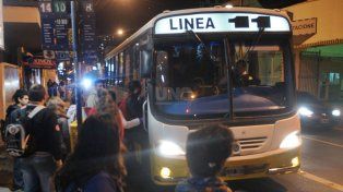 El hombre tomó un colectivo de la Línea 11 armado
