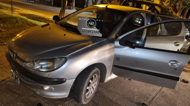 El auto en el que se movían Matías Pera y su amiga cuando fueron detectados por la policía. 