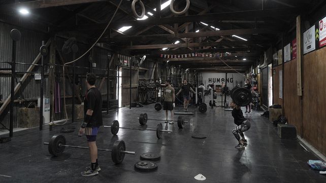 El gimnasio Humano Fitness fue diseñado sobre un galpón en desuso al que se le hicieron modificaciones para aprovechar la mayor cantidad de luz natural posible y cuidar el medioambiente.