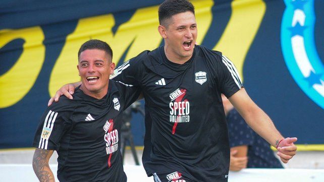 Los jugadores de Deportivo RIestra festejan tras el penal que les dio la victoria.