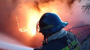 Un incendio produjo una densa columna de humo en la zona oeste de Rosario