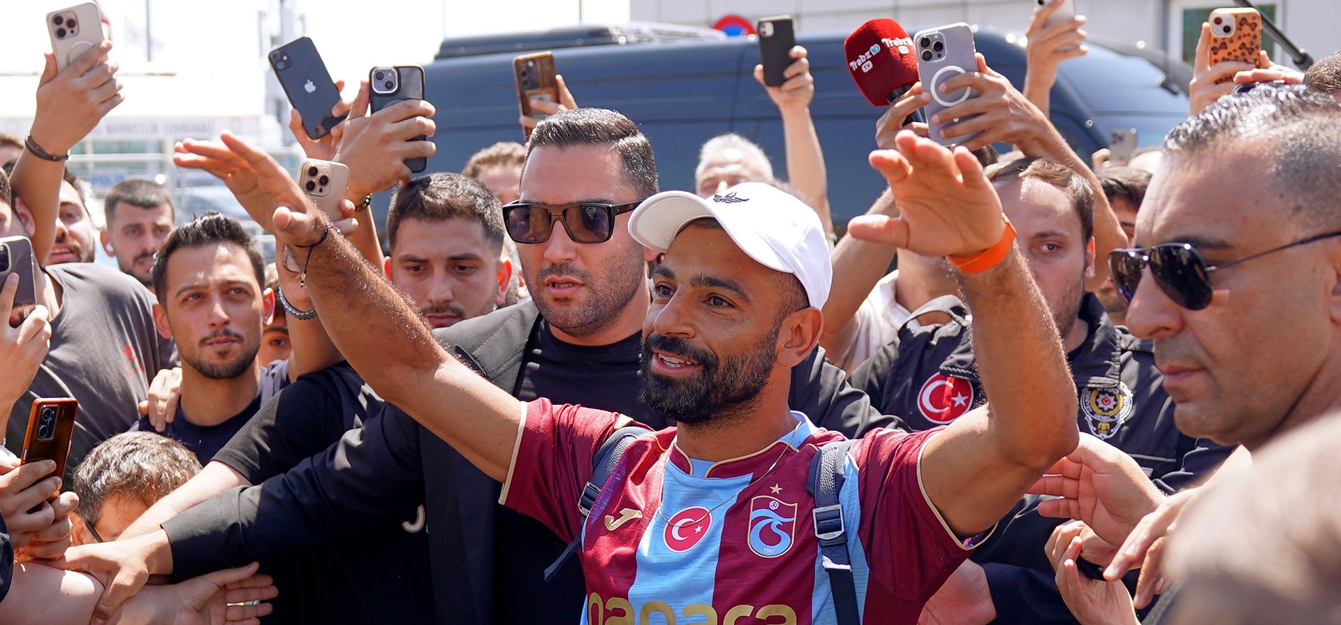 El egipcio Mohamed Salah, luciendo la nueva camiseta del Trabzonspor, saluda a sus seguidores a su llegada al aeropuerto de Estambul, Turquía, el miércoles 5 de agosto de 2026. (Samet Yalcin/DIA Photo vía AP) El egipcio Mohamed Salah, luciendo la nueva camiseta del Trabzonspor, saluda a sus seguidores a su llegada al aeropuerto de Estambul, Turquía, el miércoles 5 de agosto de 2026. (Samet Yalcin/DIA Photo vía AP)