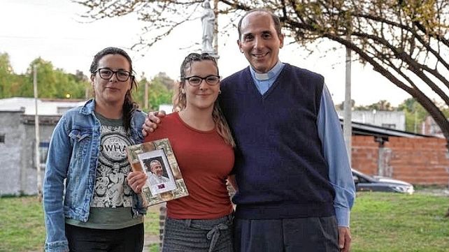 Protagonistas. Candela junto a su madre Roxana y el padre José Dabusti.
