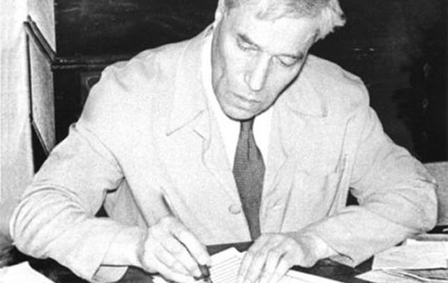 Del elogio al odio. Pasternak fue alabado por el régimen comunista hasta que escribió la epopeya de un médico.